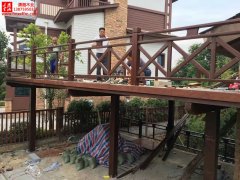 <b>防腐木车库和平台的整合运用</b>