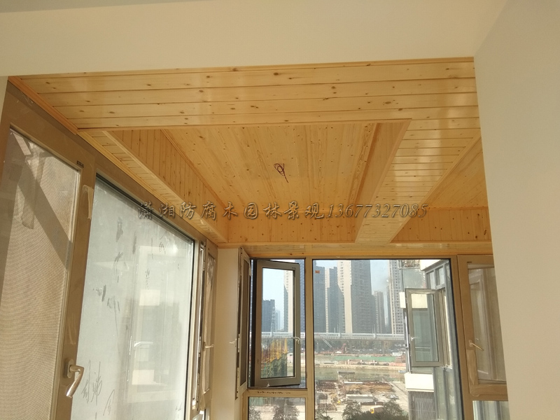 原木色防腐木阳台花园